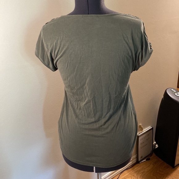 Green Envelope Los Angeles  Green Short Sleeve Top Shoulder Buttons (Size Small) - Picture 2 of 8